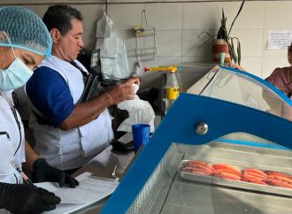 Lupa a venta de pescado en Mercaneiva, microcentro y malecón del río Magdalena