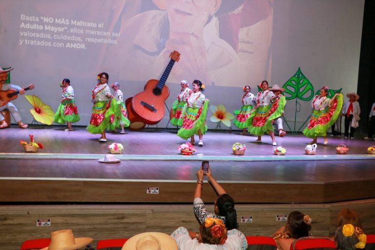 Alegría caracterizó Festival Folclórico del Adulto Mayor