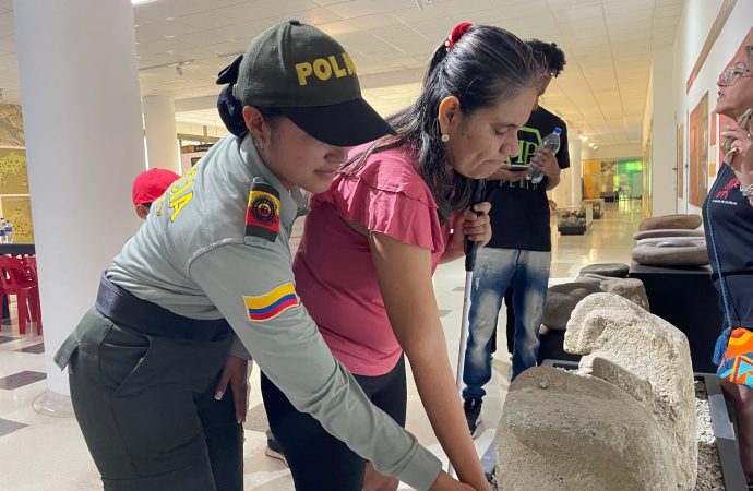 Personas con discapacidad visual realizan city tour en Neiva