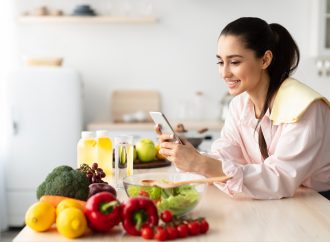 Redes sociales impactan en los hábitos alimenticios, físicos y mentales de los jóvenes