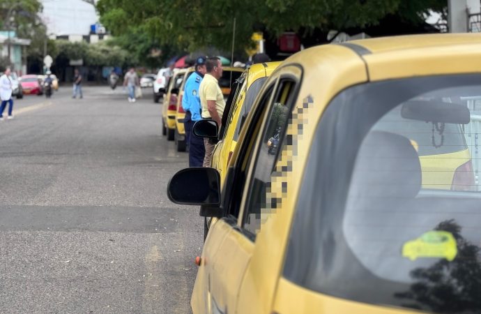 ¡Usuarios a frenar abusos en el servicio de taxis!