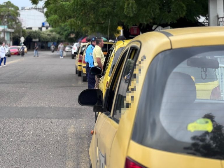 ¡Usuarios a frenar abusos en el servicio de taxis!