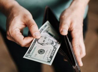 ¿Por qué el dólar bajó en 2025 y qué esperar para el próximo año?