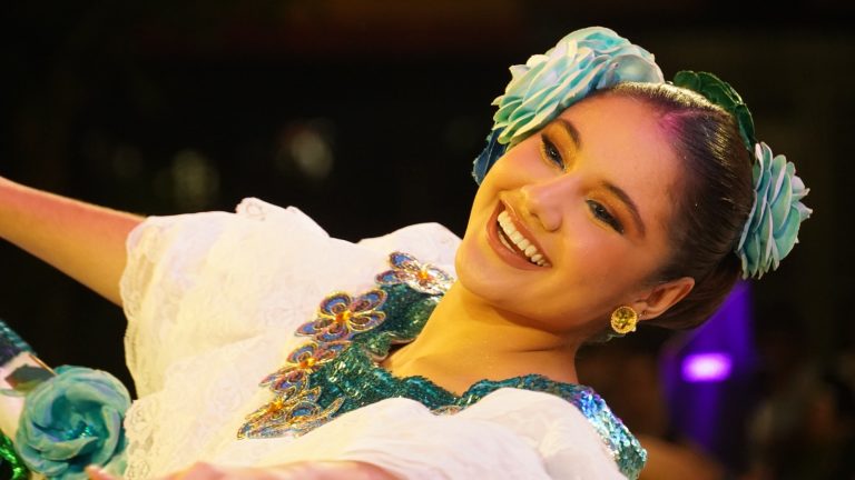 Brillan el folclor y el baile del Sanjuanero Huilense