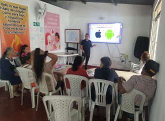 Con Voluntariado Seniors en Acción, adultos mayores reducen brecha digital