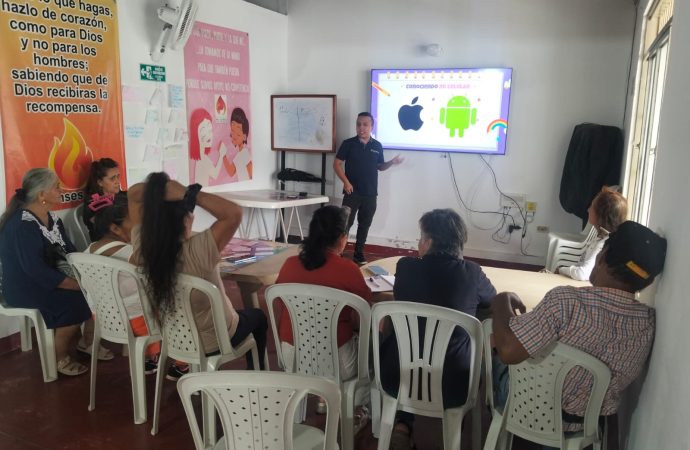 Con Voluntariado Seniors en Acción, adultos mayores reducen brecha digital