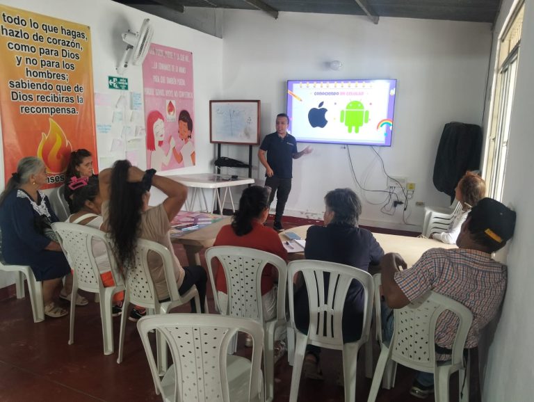 Con Voluntariado Seniors en Acción, adultos mayores reducen brecha digital