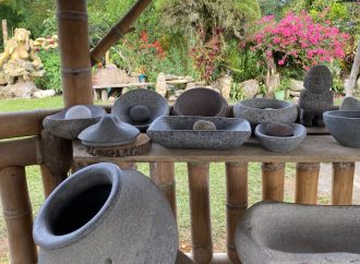 Artesano en San Agustín transforma piedras de río en obras de arte