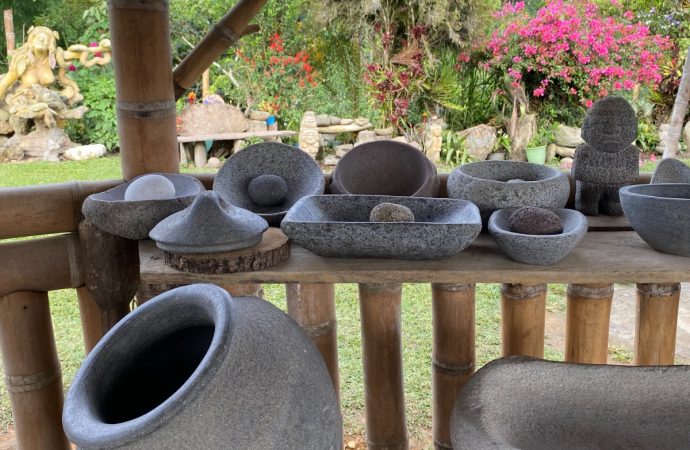 Artesano en San Agustín transforma piedras de río en obras de arte