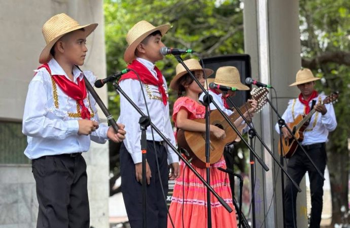 Con escuelas de arte y cultura fortalecen tradiciones