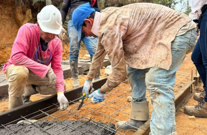 Comunidades rurales construyen 4.200 metros lineales de placa huella