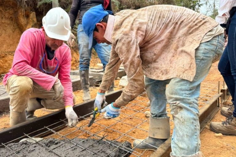 Comunidades rurales construyen 4.200 metros lineales de placa huella