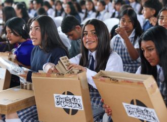 Entregan equipos de cómputo a jóvenes en La Argentina
