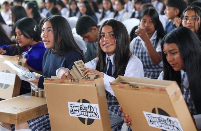 Entregan equipos de cómputo a jóvenes en La Argentina
