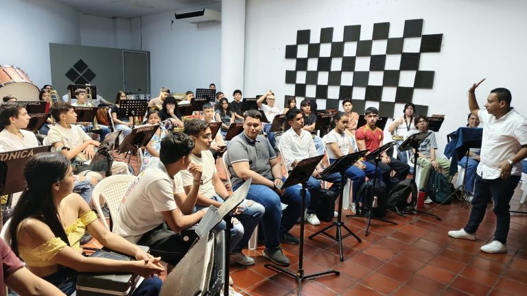 Huilenses dan vida a la Banda Sinfónica Juvenil 2026