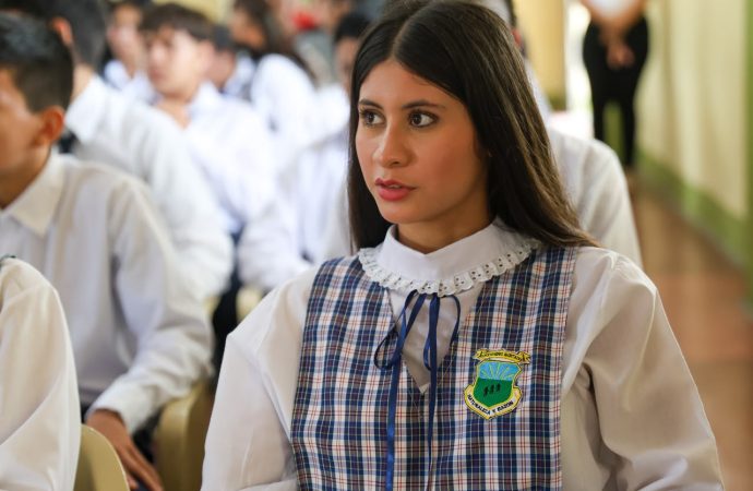 Entregan computadores a estudiantes en Gigante