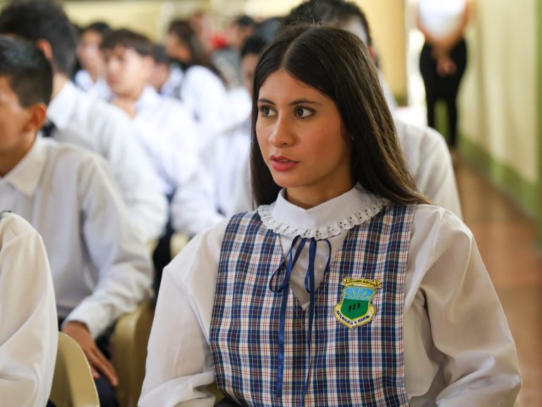 Entregan computadores a estudiantes en Gigante